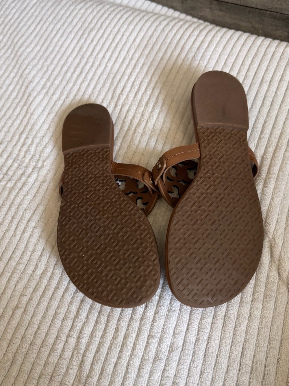Tory Burch Leather Logo Thong Sandals in Brown - Picture 6 of 9